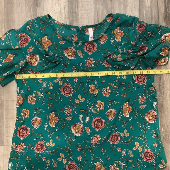 Xhilaration Small Green Ruffle Front Zip Back Floral Blouse - Picture 3 of 9